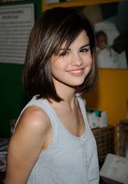 1001 Conseils Et Idees Pour Adopter La Frange Sur Le Cote Coupe Cheveux Mi Long Brune Cheveux Bruns Mi Longs Coiffures Selena Gomez