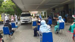 Gubernur Khofifah Kirim Dua Mobil Pcr Layani Swab Test Di Lamongan Dan Tulungagung Surya