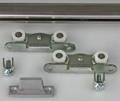 Schrank mit 2 schiebetüren, woood zeitlos, moderner schrank mit zwei schiebetüren und fünf geräumigen regalfächern, ideal für bücher, kleidung oder andere habseligkeiten. Beschlaege Fur Schiebeturen An Und In Schranken