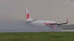 Maskapai yang menggunakan pesawat boeing dan airbus sebagai armadanya ini melayani 183 rute. Kronologi Pesawat Lion Air Dan Garuda Gagal Mendarat Di Pontianak Tribun Banten