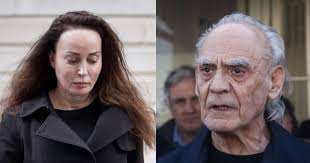 Σε 2 από αυτές, παρών και ο γιος τους, σε μικρότερη. Ta Bgazoyme Pera Me Para Polles Sterhseis Leei H Biky Stamath Diaforetiko