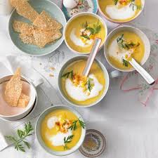 Fruhlings Samtsuppe Mit Parmesan Chips Rezept Rezept Parmesan Chips Rezepte Chips Essen