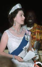 Nữ hoàng elizabeth là người rất được tôn kính tại anh. áº£nh ChÆ°a Tá»«ng Cong Bá»' Vá» Ná»¯ Hoang Elizabeth Ii Thá»i Tráº»