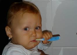 Die grundsätzliche empfehlung ist es, spätestens dann mit dem zähneputzen zu beginnen, wenn der erste zahn ihres kindes durchgebrochen ist. Baby Zahne Richtig Putzen Zahnpflege Von Anfang An Hebammenblog De
