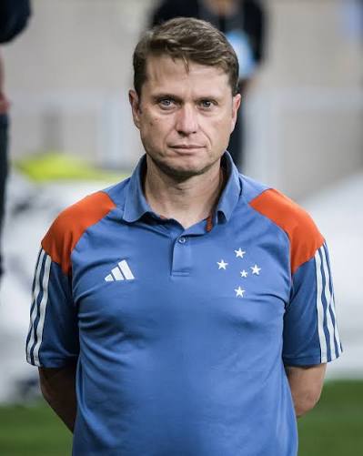 O Cruzeiro comunica a sa&iacute;da de Fernando Seabra do comando t&eacute;cnico da  equipe. Al&eacute;m do treinador, o auxiliar t&eacute;cnico Alvaro Martins tamb&eacute;m deixa o  clube. Agradecemos pelo profissionalismo e dedica&ccedil;&atilde;o e desejamos