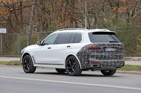 2021 bmw 3 series facelift: 2022 Bmw X7 Facelift Rendered With Twin Headlights Huge Kidney Grille Autoevolution