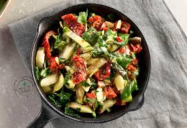 Perfetti per accompagnare secondi piatti ma anche per arricchire bruschette, pizze e focacce. Bieta Saltata Con Pomodori Secchi E Mandorle Casa Di Vita