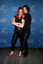 Caity And Chyler Supergirl And Flash Celebrities Female Supergirl