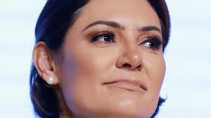 Michelle erra ao dizer que Bolsonaros não licitaram enxoval