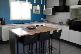 Un Ilot Central Coin Repas La Bonne Alternative Pour Profiter D Un Ilot Central Moins Couteux On Adore Cuisine Cu Ilot Cuisine Coin Repas Deco Mur Salon