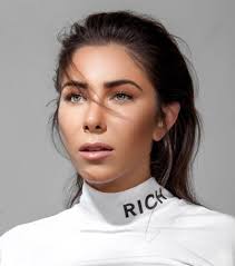 مكياج خفيف للعروس على طريقة دانييلا رحمة مجلة هي استوحي إطلالاتك الجمالية يوم الزفاف من اختيارات دانييلا رحمة التي تتألق بأجمل مكياج خفيف للعروس يرتكز عل lens