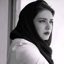 أحيانا ً كانت تستولي عليّ رغبة في أن أنصرف ذاهبا ً إلى أي مكان، وأن أغيب  غيابا ً تاما ً ، وأن أختفي اختفاء كاملا ً . كنتُ أتمنى أن ألجأ إلى