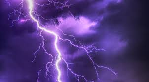 Bliksem ontstaat in een wolk. Tien Donderende Nummers Om Het Onweer Mee Door Te Komen