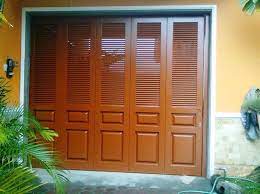 Jika kebanyakan orang yang memiliki 1 unit motor saja akan memasukan motornya ke dalam rumah, beda halnya dengan pemilik. 12 Ide Pintu Lipat Pintu Pintu Garasi Garasi