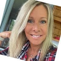 Hilary Estes's Instagram, Twitter & Facebook