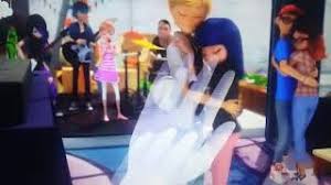 Bunnyx sees that after marinette had told the girls that she put her gift in adrien's room, adrien had come by, confessed his love to. Miraculous Marinette Et Adrien En Couple Enfin Youtube
