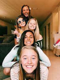 Maybe you would like to learn more about one of these? Vsco Carab1145 Bff Bestfriends Bestie Friends Girls Artsy Picture Vsco Friend Poses Friend Photos Friend Photoshoot
