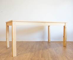 Meja makan yang terbuat dari oak atau kayu memberikan kesan yang simpel dan minimalis. Thmosemkxwwj M