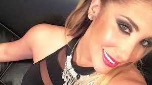 Arden las redes! Ayelén Paleo jugando al pool se inclinó mucho y se le ve  algo diminuto y rojo ¿Es su ropa interior?