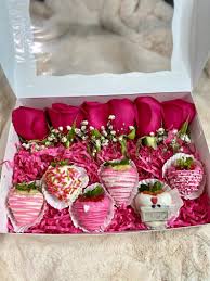 A great gift to commemorate any event in the life of a beautiful woman, be it mother, wife, daughter, beloved or a leader.our strawberries are handcrafted with the best belgian chocolate taking care of every detail.flower box carries a mix of flowers, 10pc ferrero rocher chocolates and 9pc chocolate covered strawberries.order a day in advance due to the. Cajas Para Fresas Galletas Rosquillas U Otros Dulces Etsy Chocolate Covered Strawberries Bouquet Strawberry Gifts Chocolate Dipped Strawberries