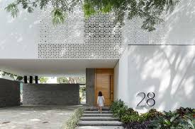 Berikut adalah beberapa jenis fasad yang bisa anda pilih untuk hunian anda. Desain Rumah Modern Minimalis Dengan Roster Putih Super Keren Arsitag