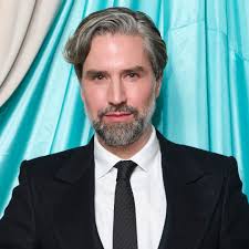 Bride-to-be Elizabeth heads for castle with her wedding gown