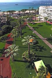 Vue Sur Les Jardins Du Grand Hotel De Cannes Depuis Les Chambres Et Suites Face Mer Garden Seaview Croisette Riviera Hotel Hotel Jardins Cannes