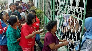 Dilansir dari buku indikator kemiskinan dan misklasifikasi orang miskin (2015). 2018 Jumlah Penduduk Miskin Di Jatim Masih Di Angka Lebih Dari 4 Juta Jiwa Suara Surabaya