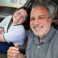 Ela me entrega o sorriso… Ser pai de menina é isso: um misto de motorista  particular, fã número 1 e eterno “bobão apaixonado”. #PaiDeMenina  #SerPaiÉUmPrivilégio #MomentosQueFicam #AmorQueEduca