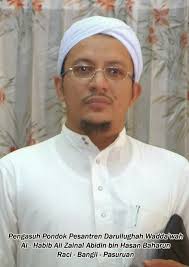 Tampan, berkulit putih, tinggi, besar, berjenggot tebal dan rapi tanpa kumis, sehingga kehadirannya di. Profil Habib Segaf Bin Hasan Baharun Ulama Muda Konsultan Fiqih Wanita Pengasuh Ma Had Darullughoh Wadda Wah Putri Bangil Pasuruan Jawa Timur Dalwa Dakwah