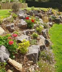 Élément décoratif du jardin d'agrément composé de pierres et de plantes, rappelant le caractère accidenté d'une pente la croix, à lyon, des plantes alpines en rocaille. 1001 Idees Et Conseils Pour Amenager Une Rocaille Fleurie Charmante Amenagement Jardin En Pente Amenagement Jardin Jardin En Pente