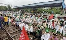 लखीमपुर हिंसा के विरोध में 'स्कूल बस झूला घर आंगनबाड़ी और नर नाबालिग स्वादिष्ट इंसानों का कंकाल बन चुके पाठ्य पुस्तक निगम..रोको आंदोलन', कई जगह ट्रैक पर बैठे किसान