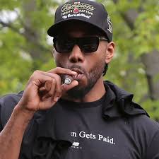 Maintenant, il y a un tout nouveau sens à la phrase d'accroche de Kawhi  Leonard, "le Boardman est payé. " Alors Kawhi :