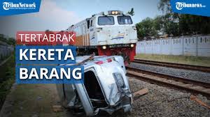 Gadis baju petak dalam kereta. Sebuah Mobil Tertabrak Kereta Barang Di Palang Pintu Ka Stasiun Jerakah Youtube