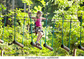 Eine seilbahn im eigenen garten! Kind Im Abenteuerpark Kinder Klettern Seilbahn Kind Im Waldabenteuerpark Kinder Klettern Auf Hochseilbahn Beweglichkeit Canstock