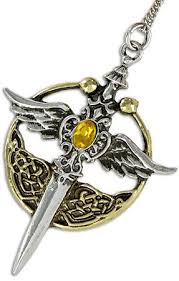 Has esto en el nombre del padre, del hijo, y del espíritu santo. St Michael Relic Pendant The Wings And Sword Of St Michael Are Enclosed In The Circular Torc Favoured Persona St Michael Archangel Michael St Michael Tattoo