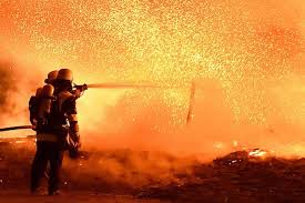 Ein firmengebäude stand in großbrand. Grossbrand In Pasching Zwei Feuerwehrmanner Bei Brand Verletzt