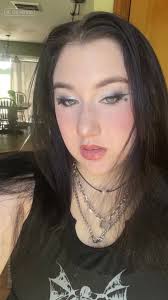 tbh i dont know what she looks like she does so lmk 😭