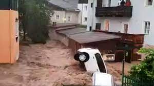 Die wassermassen reißen autos und zäune mitfoto: 8hjcnxstya2mem