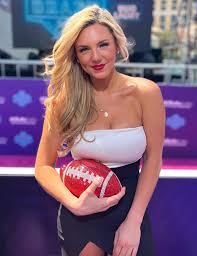 Annie Agar - Free pics, galleries & more at Babepedia