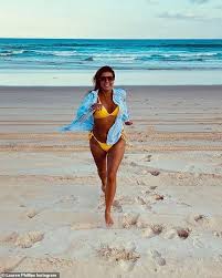 Professor o'brien is registered with the nursing and midwifery board of australia. Lauren Phillips Has A Baywatch Moment In Yellow Bikini Aktuelle Boulevard Nachrichten Und Fotogalerien Zu Stars Sternchen