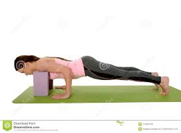 It is also surprisingly difficult to hold for long periods of time. Chaturanga Dandasana Vier Limbed Personal Haltungsveranderung Mit Yoga Stutzt A Gurt Oder Block Stockfoto Bild Von Studio Haltung 114297578