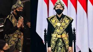 Baju adat ntt khas suku sabu untuk pria adalah kemeja putih dengan lengan panjang, selendang dan bawahan. Mengenal Baju Adat Suku Sabu Ntt Yang Dikenakan Presiden Saat Pidato Kenegaraan Di Mpr Tribunnews Com Mobile