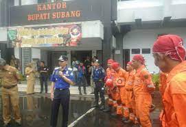 Pemadam kebakaran disingkat damkar, branwir (dari bahasa belanda brandweer), atau pmk adalah orang atau pasukan yang bertugas memadamkan kebakaran. Kantor Bupati Subang Terbakar Warnai Hut Damkar Ke 99 Mediajabar Com