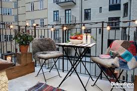 Dar Balkon Icin Pratik Masa Cozumleri Dekordiyon 2020 Apartman Dairesi Dekorasyonu Balkon Aydinlatma Balkon