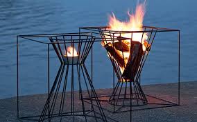 Feuer Im Garten Feuerkorb In Geometrischer Form Feuerkorb Feuer Landschaftsbau