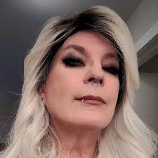 Kelly Parish's Instagram, Twitter & Facebook