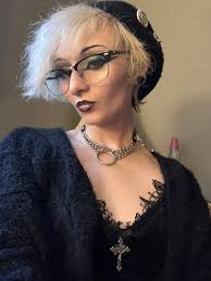 Hi!! I need friends ❤️ My name is Nicole but I go Saoirse, I'm a Gemini ♊️,  21, live in New Jersey and I wanna explore my makeup and artist  boundaries!! (Last