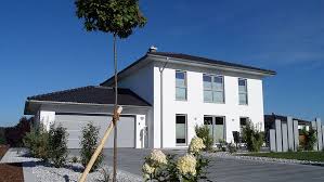 Fingerhut Stadtvilla Mit Dunklem Zeltdach Weiss Verputzt Bodentiefe Graue Fenster Grosse Doppelgarage Grosse Hofeinfahrt Stadtvilla Fingerhut Haus Haus
