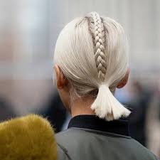 D'un côté, cette coiffure en queue de cheval basse unique en son genre comprend plusieurs tresses hollandaises qui ajoutent de l'intérêt à ce poney. 1001 Idees De Queue De Cheval Pour Cheveux Courts